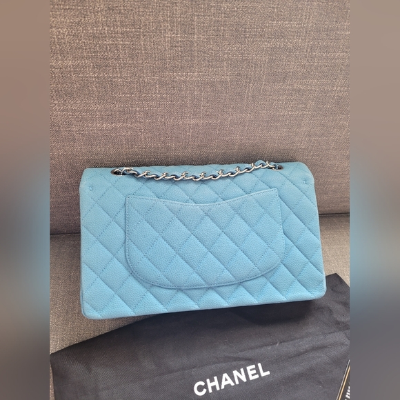 Chanel medium flap in caviar - Picture 9 of 13